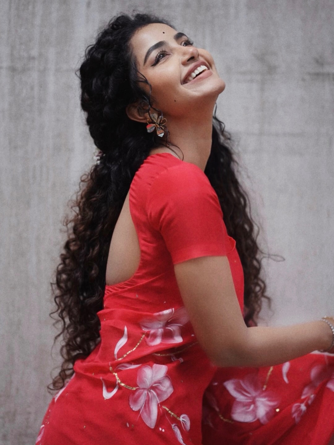  Anupama Parameswaran: రెడ్ శారీలో అనుపమ సోయగాలు 